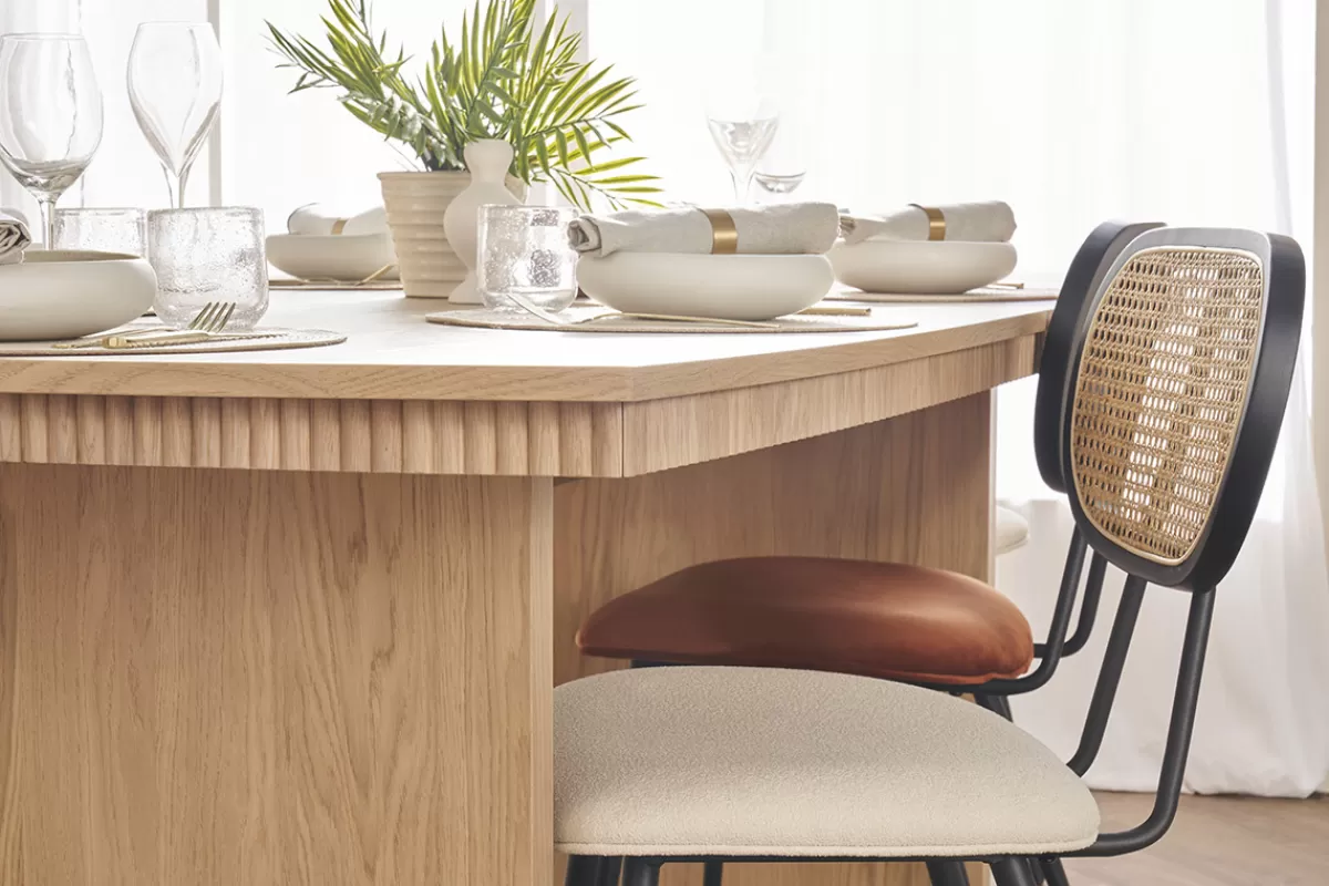 Miliboo Sillas Modernas-Set de 2 sillas de diseño de borreguillo blanco roto, metal negro y rejilla de ratán natural TOLMA