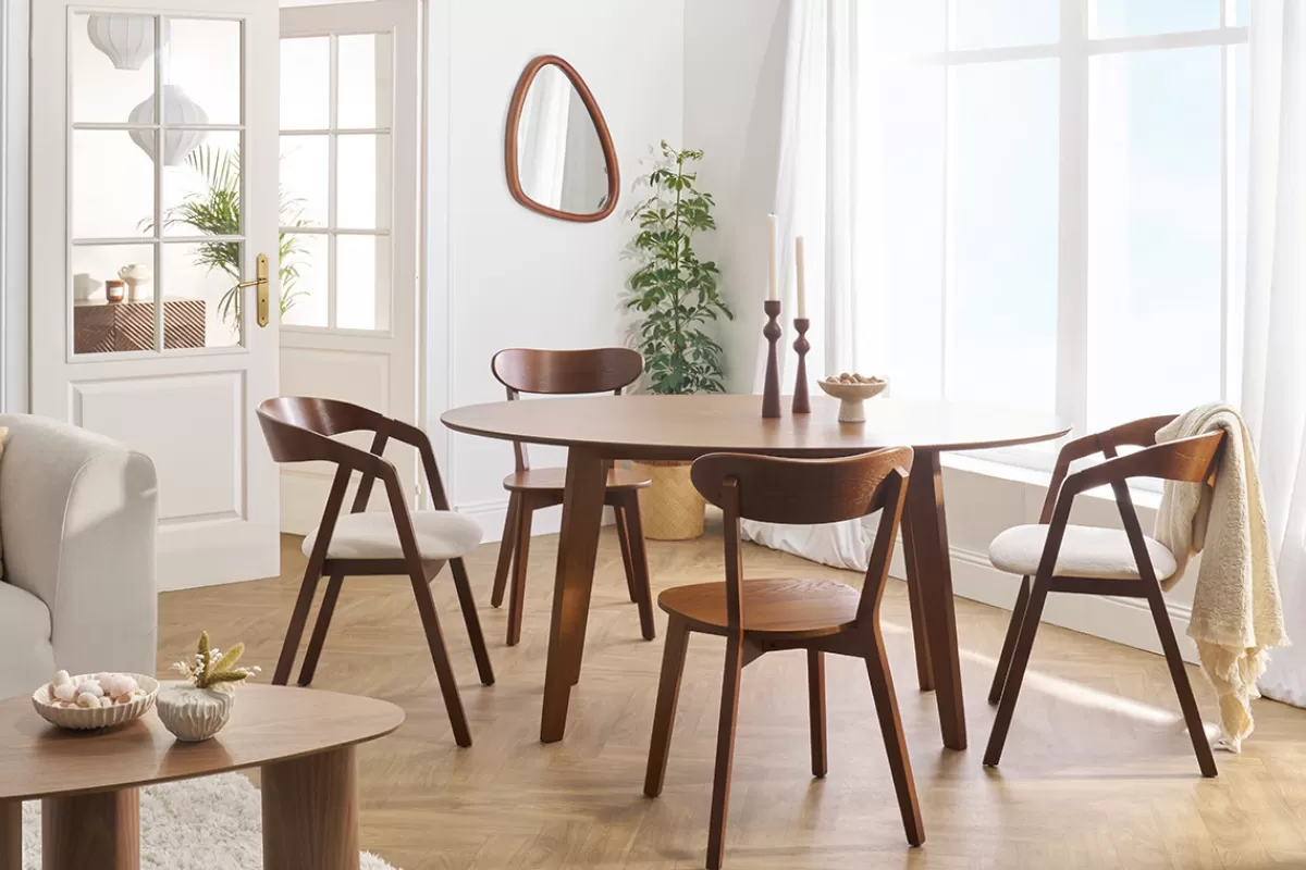 Miliboo Sillas Modernas-Set de 2 sillas vintage apilables de madera maciza teñida de nogal y borreguillo blanco LOVA