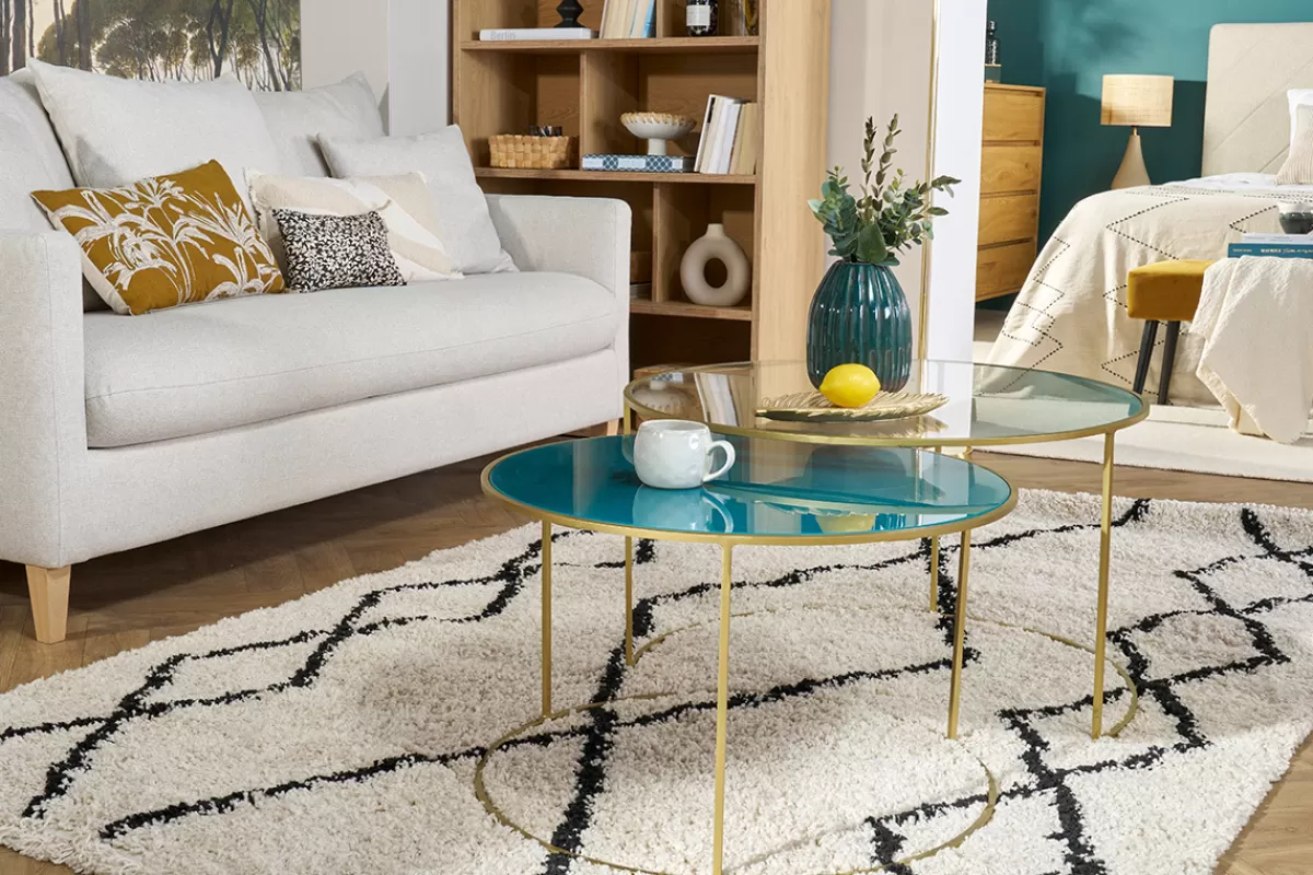 Miliboo Mesas De Salón-Set de 2 mesas nido de centro en metal dorado y cristal tintado azul petróleo ROXO